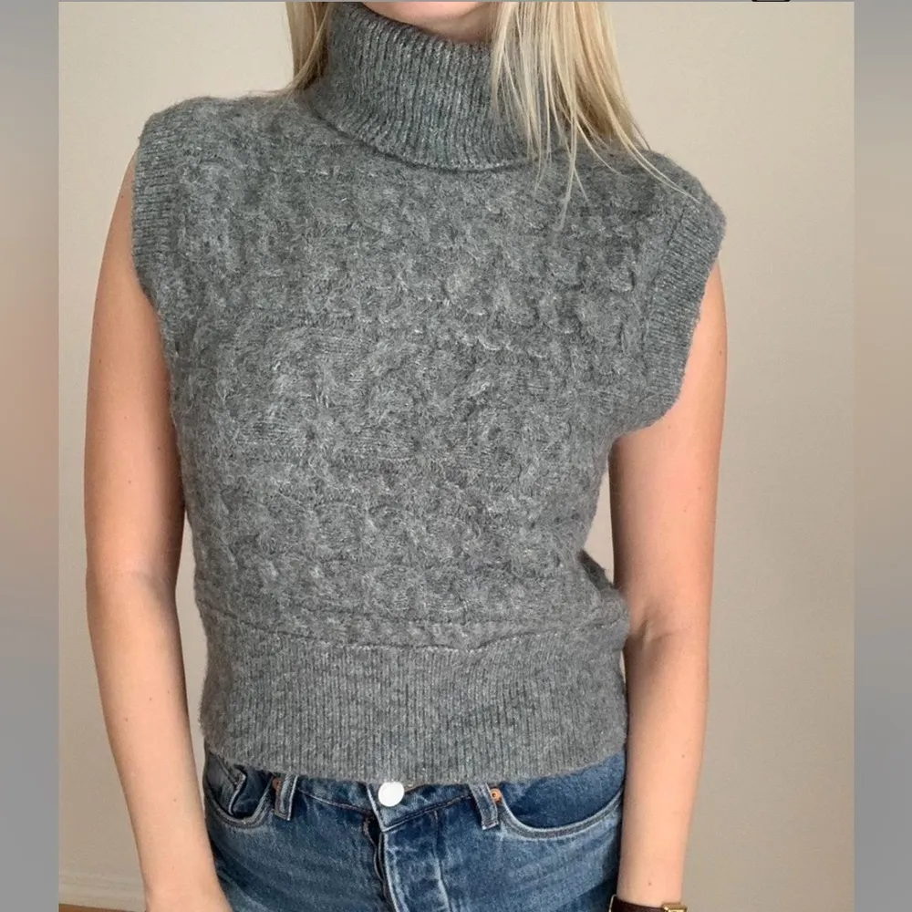 Old Navy Women’s Grey Sleeveless Cropped Cable-Knit Turtleneck Sweater Vest - Image 2