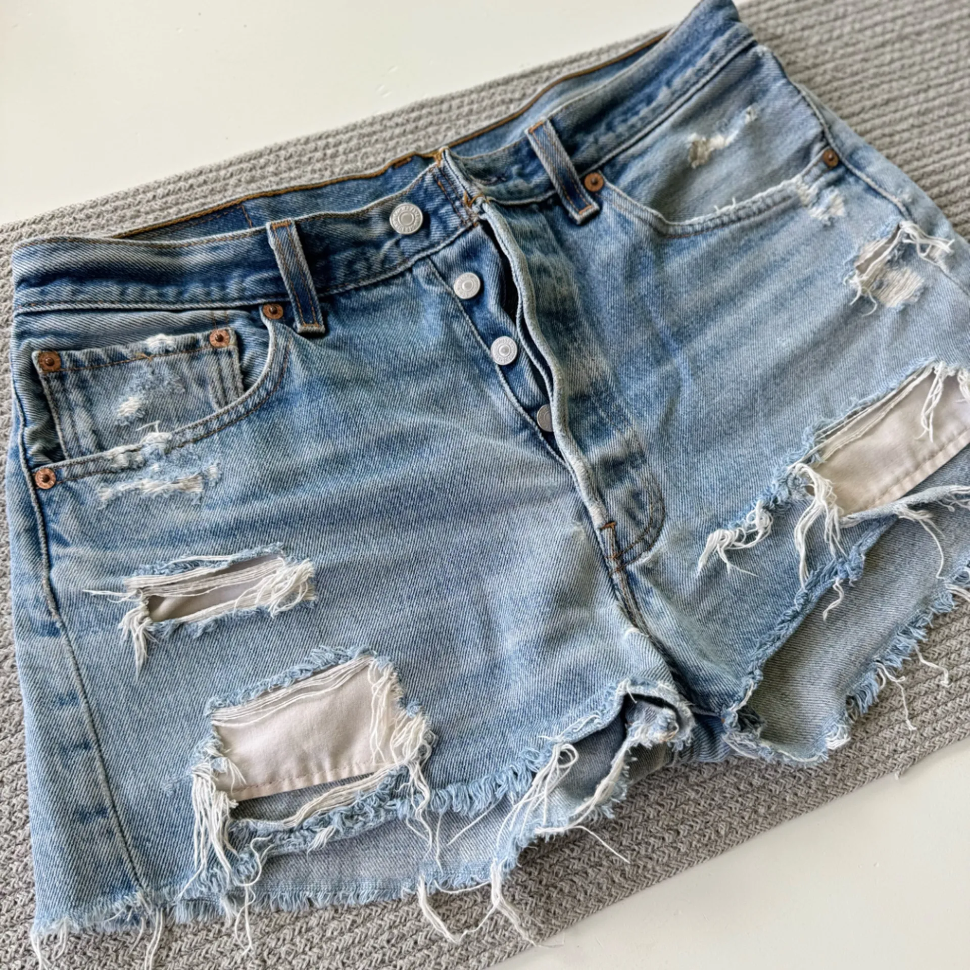 Levi’s 501 XX Thrashed Distressed Faded Blue Denim Cut Off Jean Shorts Waist 33 - Image 2