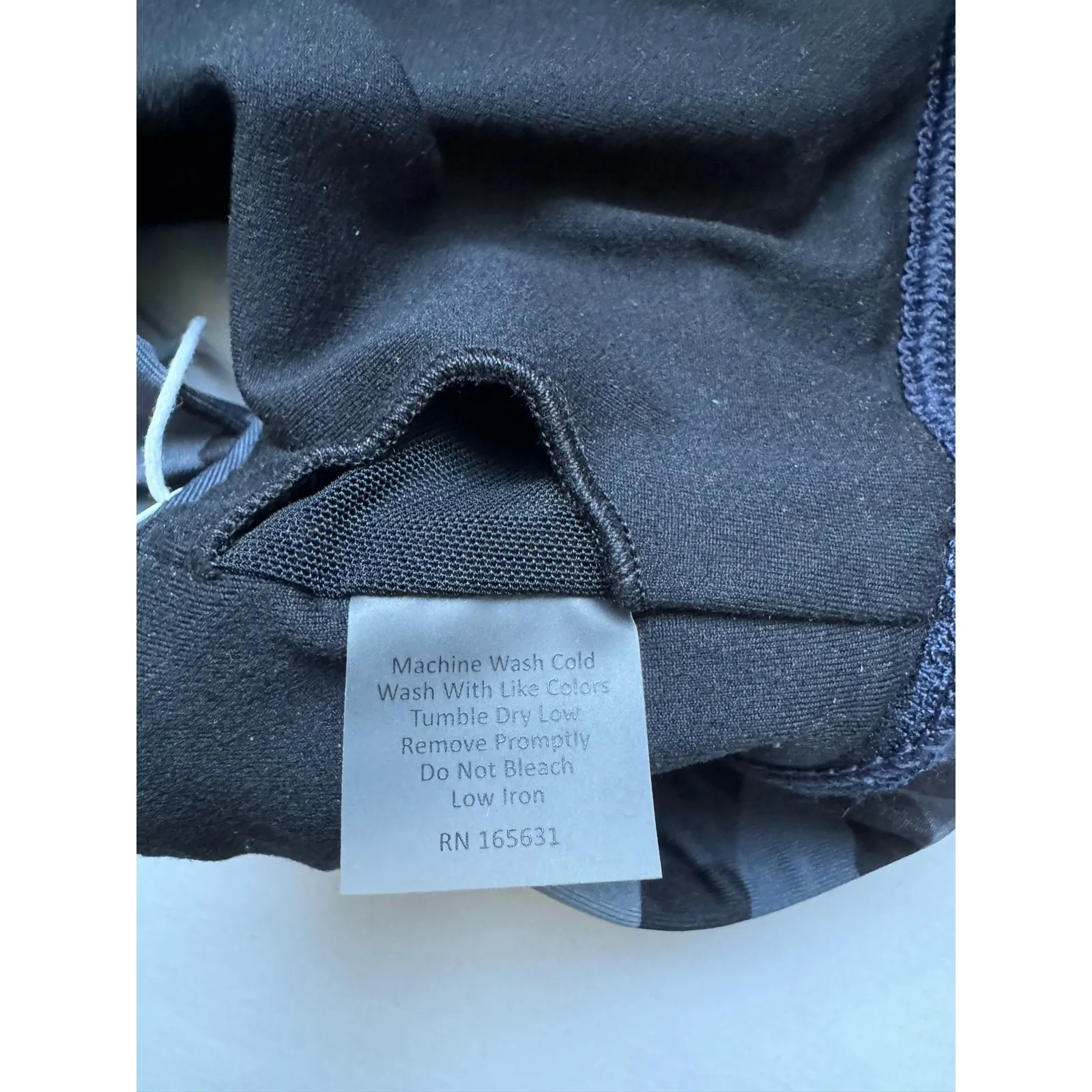 NWT Johnny Was Calme Sports Bra Sz M in Black and Gray Camouflage Pattern - Image 4