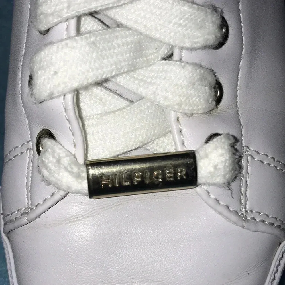 𝅺TOMMY HILFIGER Laddi 2 women’s low top white gold silver size 7 1/2 M - Image 4