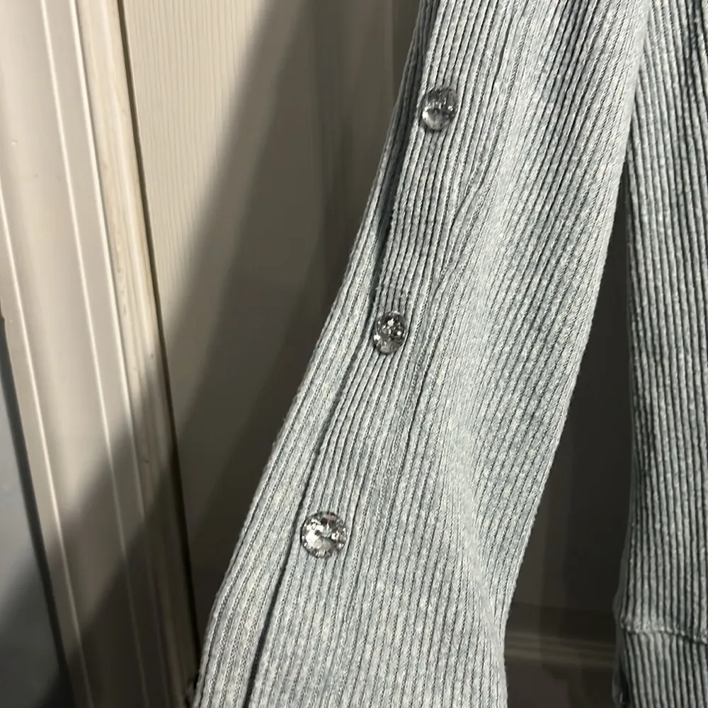 NEW YORK LAUNDRY Women's Light Blue Long Sleeve V-neck Sweater - Size 1x - Image 3