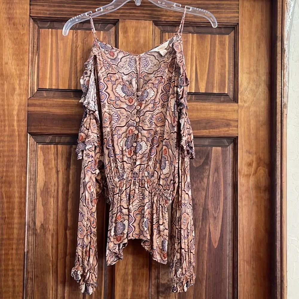 Sun & Shadow Pink Ruffled Cut Out cold shoulder Blouse small - Image 2