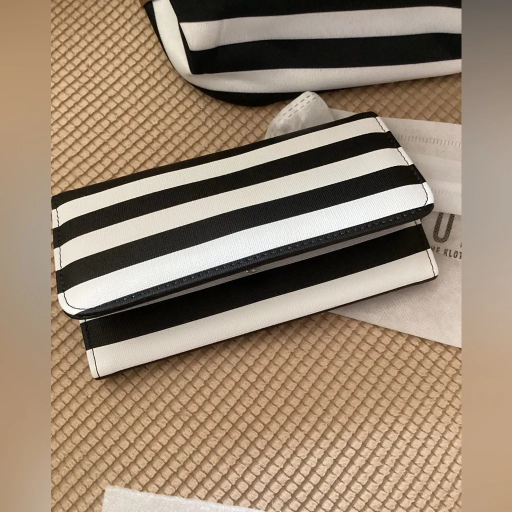 KUT from the Kloth weekend/overnight bag with matching wallet. - Image 5