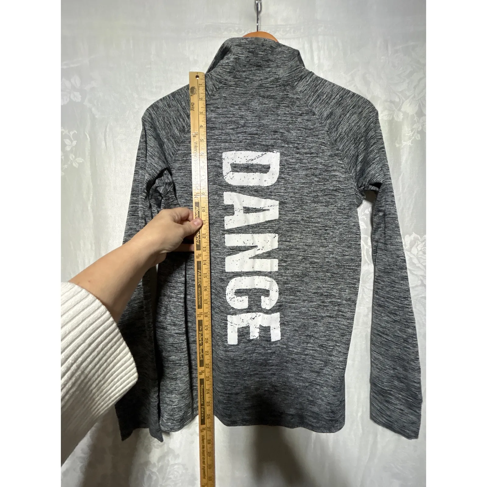 Under Armour 1/4 Zip Small Heather Gray DANCE Spell out Heat Gear Long Sleeve - Image 8