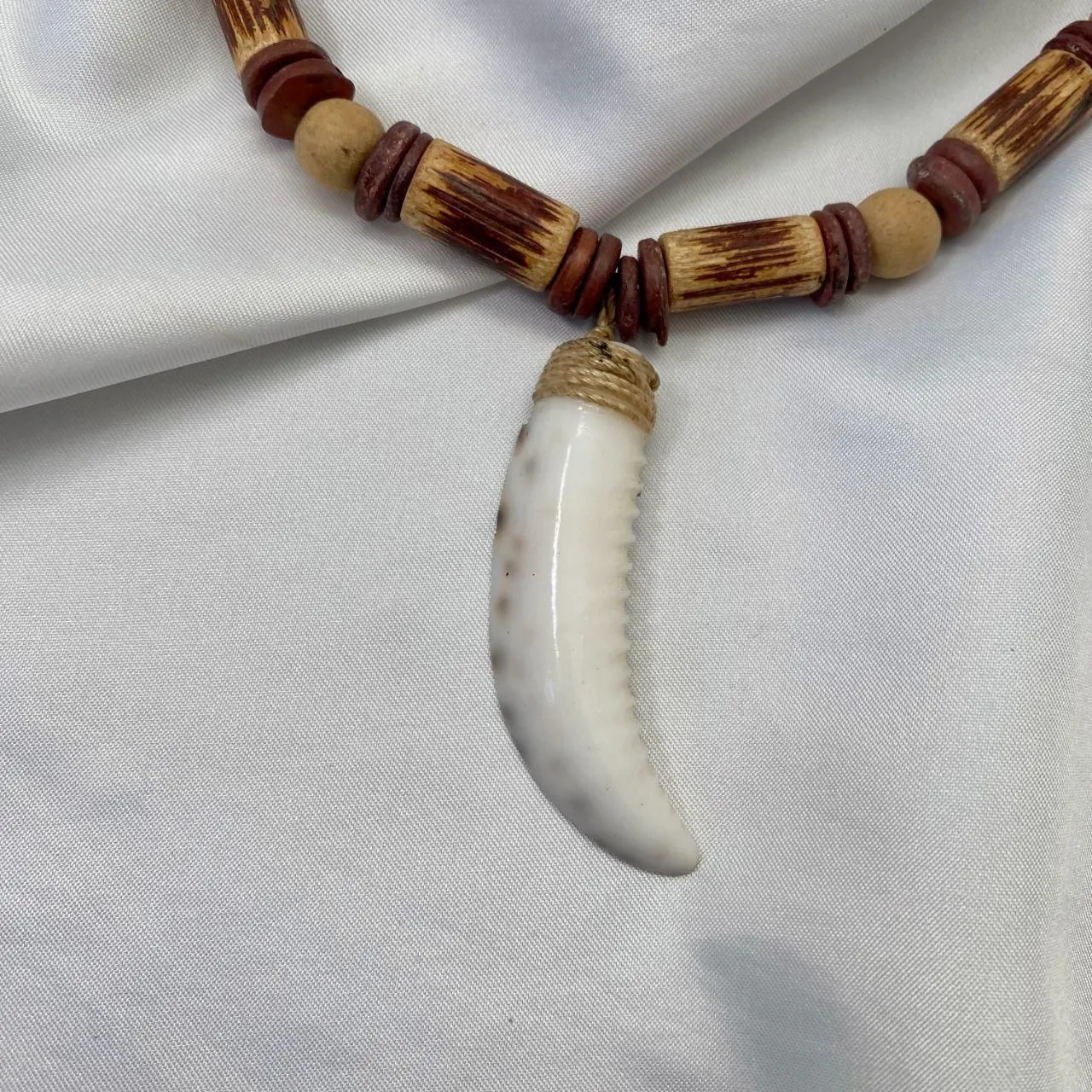 Early 2000's Brown Wood Beaded Boho Grunge Tooth Pendant Necklace - Image 3