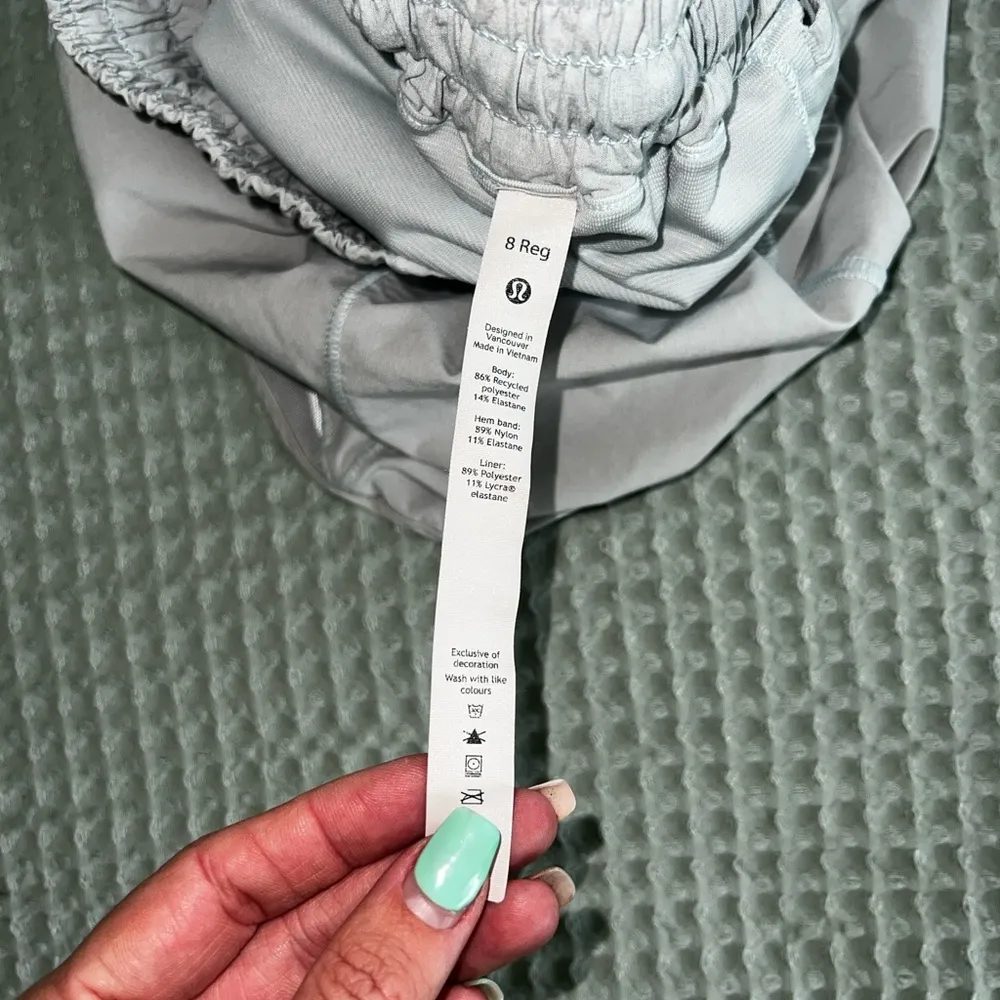 Lululemon Hotty Hot Short II 2.5” Size 8 Reg - Image 2