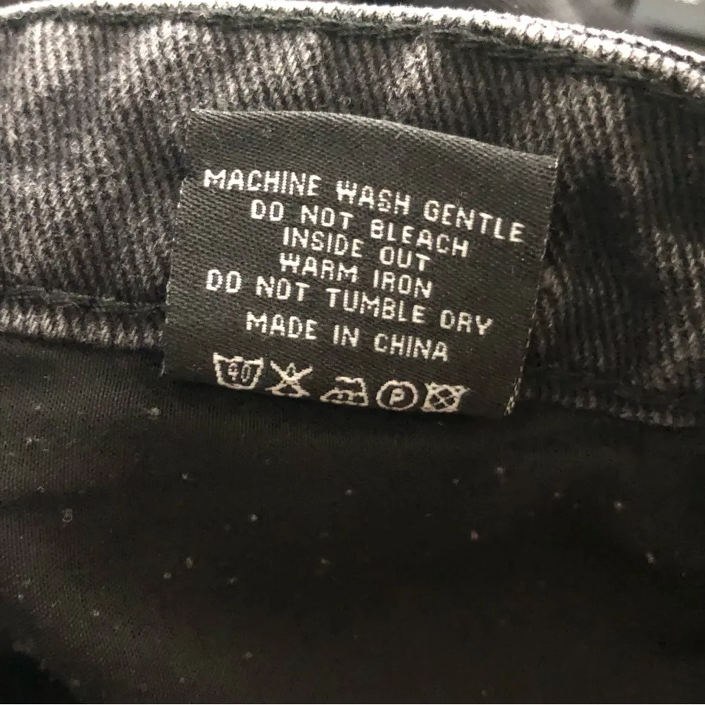 PrettyLittleThing Washed Black Ripped Knee Mom Jeans - Image 7