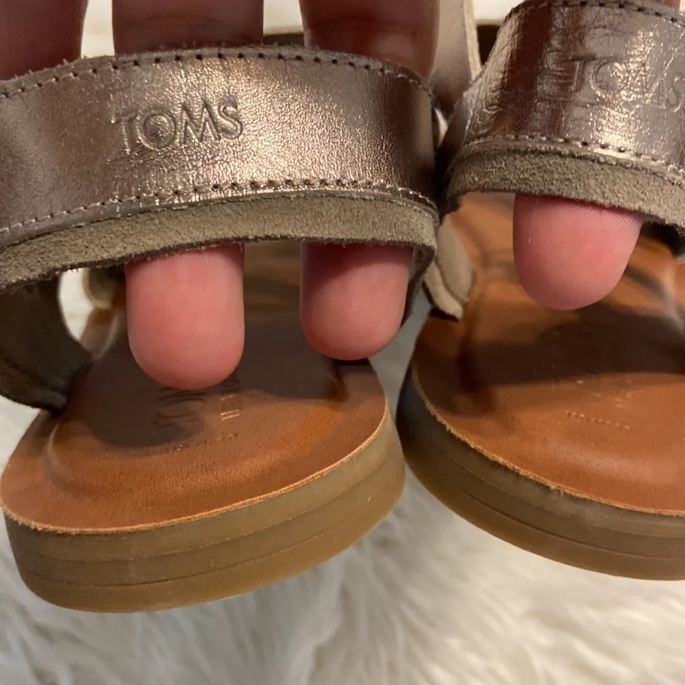 TOMS SANDALS SIZE 10 GOLD COLOR BNWOT LEATHER UPPER - Image 11