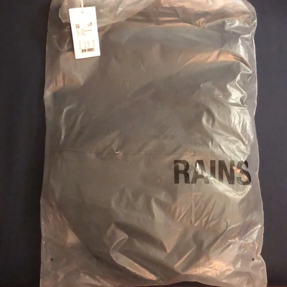 NWT RAINS Spin Rolltop Mini Bucket Bag Backpack Waterproof Everyday Use Outdoor Black - Image 4
