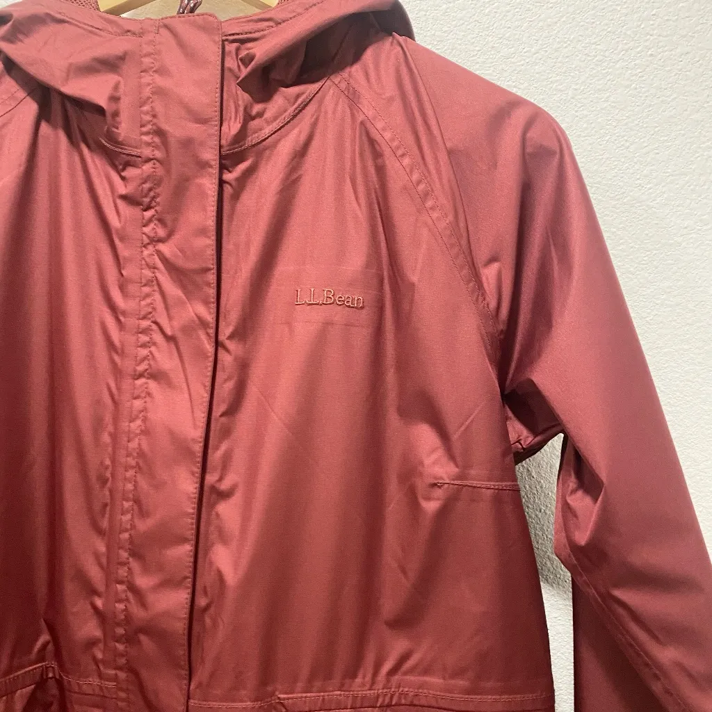 LL Bean Women's Light Weight Rain Jacket Wind Breaker - Image 2