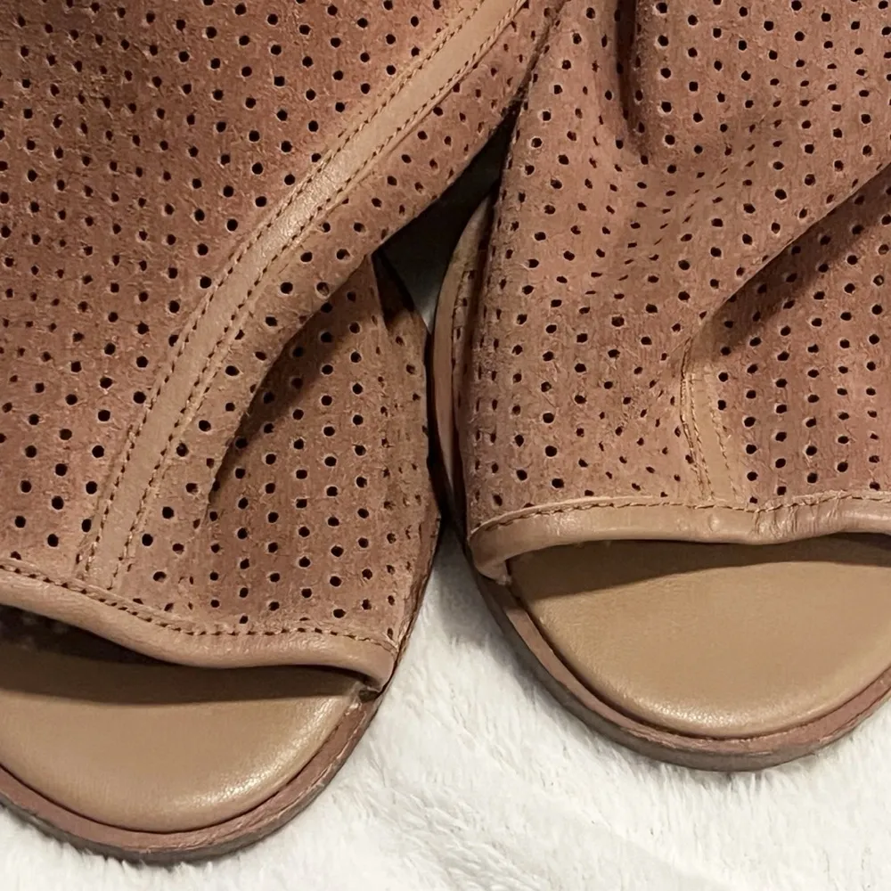 Kelsi Dagger Mason Tan Perforated Block Heel Open Toe Sandal Buckle Size 8.5 - Image 7