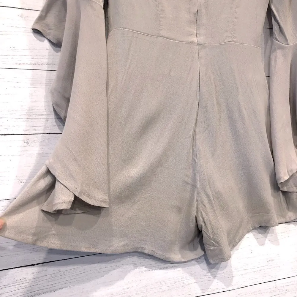 Very J Keyhole Pocket Romper Shorts 3 Quarter Bell Sleeve Gray Womens Small - Image 9