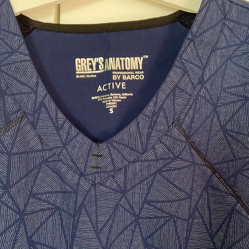 Grey’s Anatomy Professional Wear by BARCO Active Scrub Top Blue Small - Image 2
