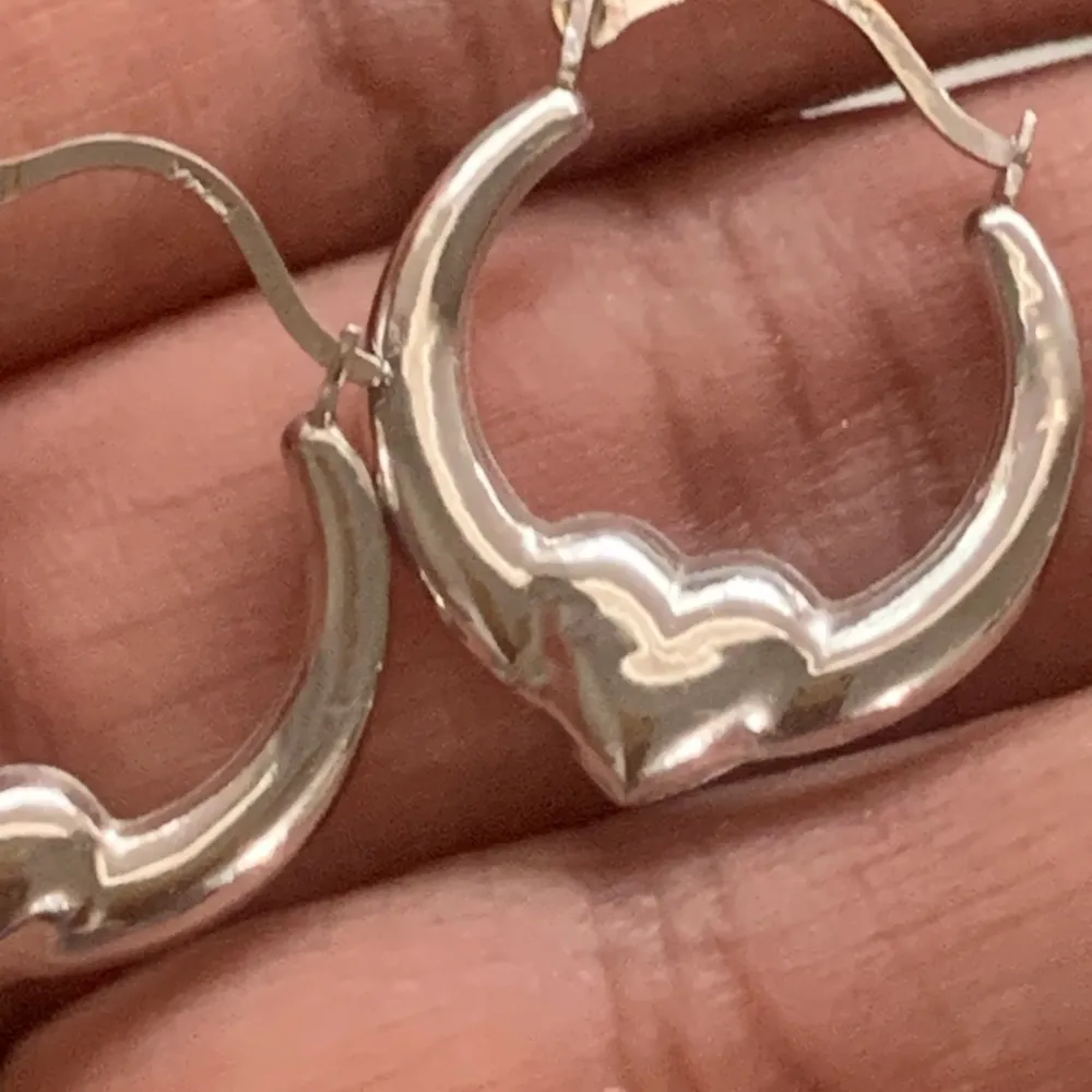14k White Gold Heart Hoop Earrings - Image 4