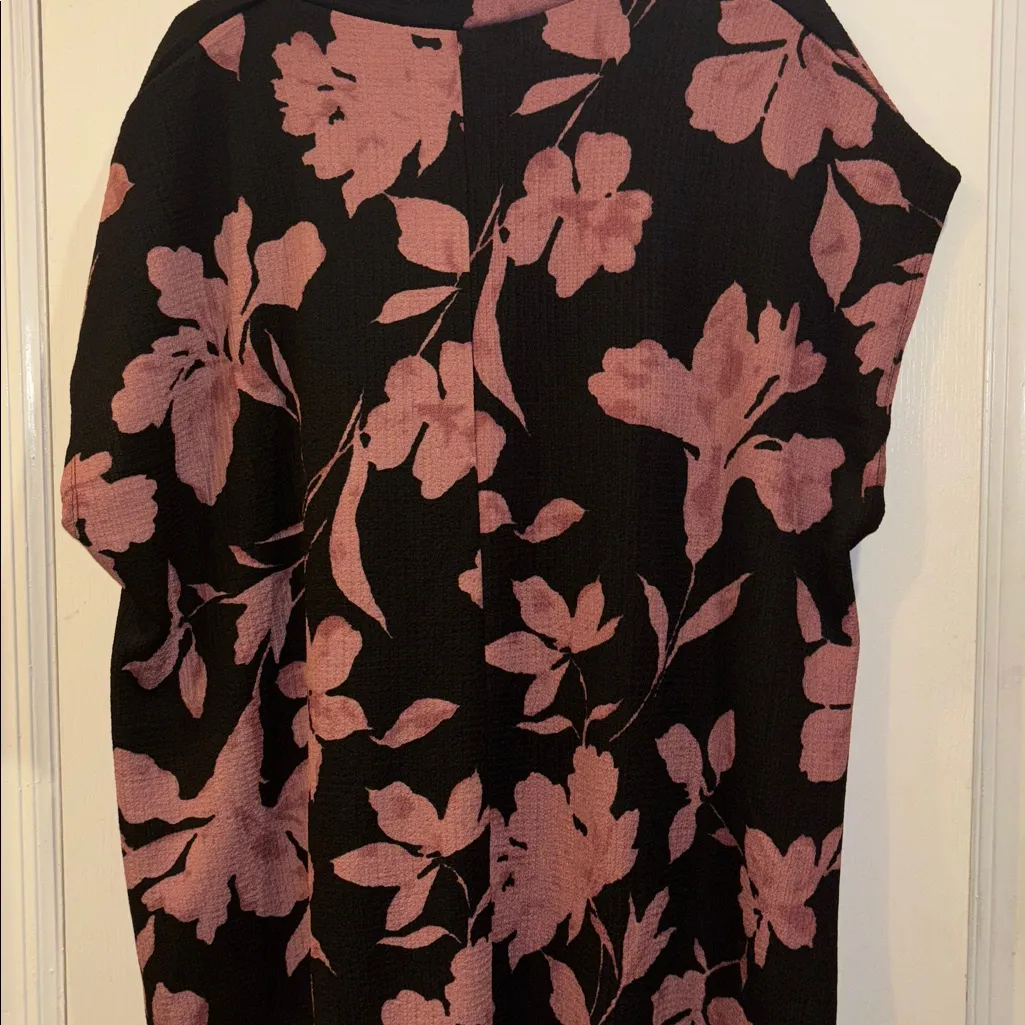 YOURS CLOTHING BRAND
BLACK TEXTURED MATERIAL WITH DARK PINK MAUVE FLORAL DESIGN Black Size XXL - Image 5