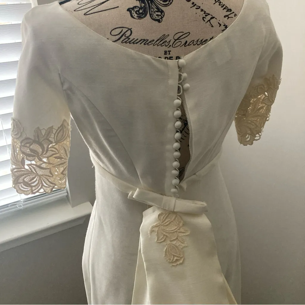 Vintage 1950’s Short Sleeved Ivory Linen Wedding Bridal Dress With Train - Image 11