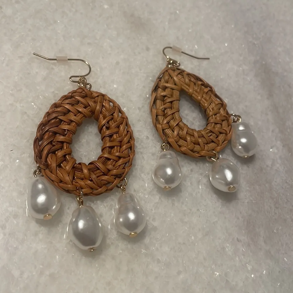 A new day Raffia Oval Pearl Drop Earrings New Brown white jewelry size medium - Image 4