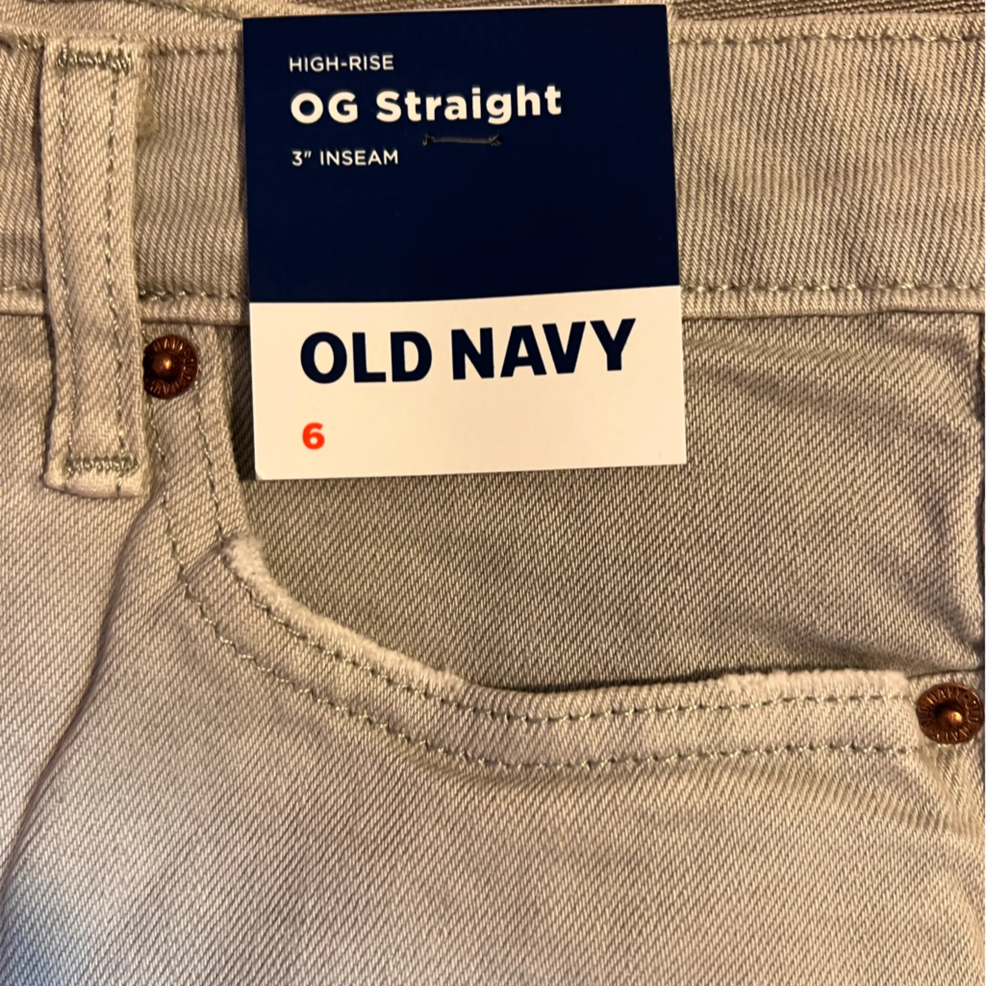 Old Navy OG Women's Light Grey Jean Shorts
High rise 3inch inseam Size 6 summer - Image 2