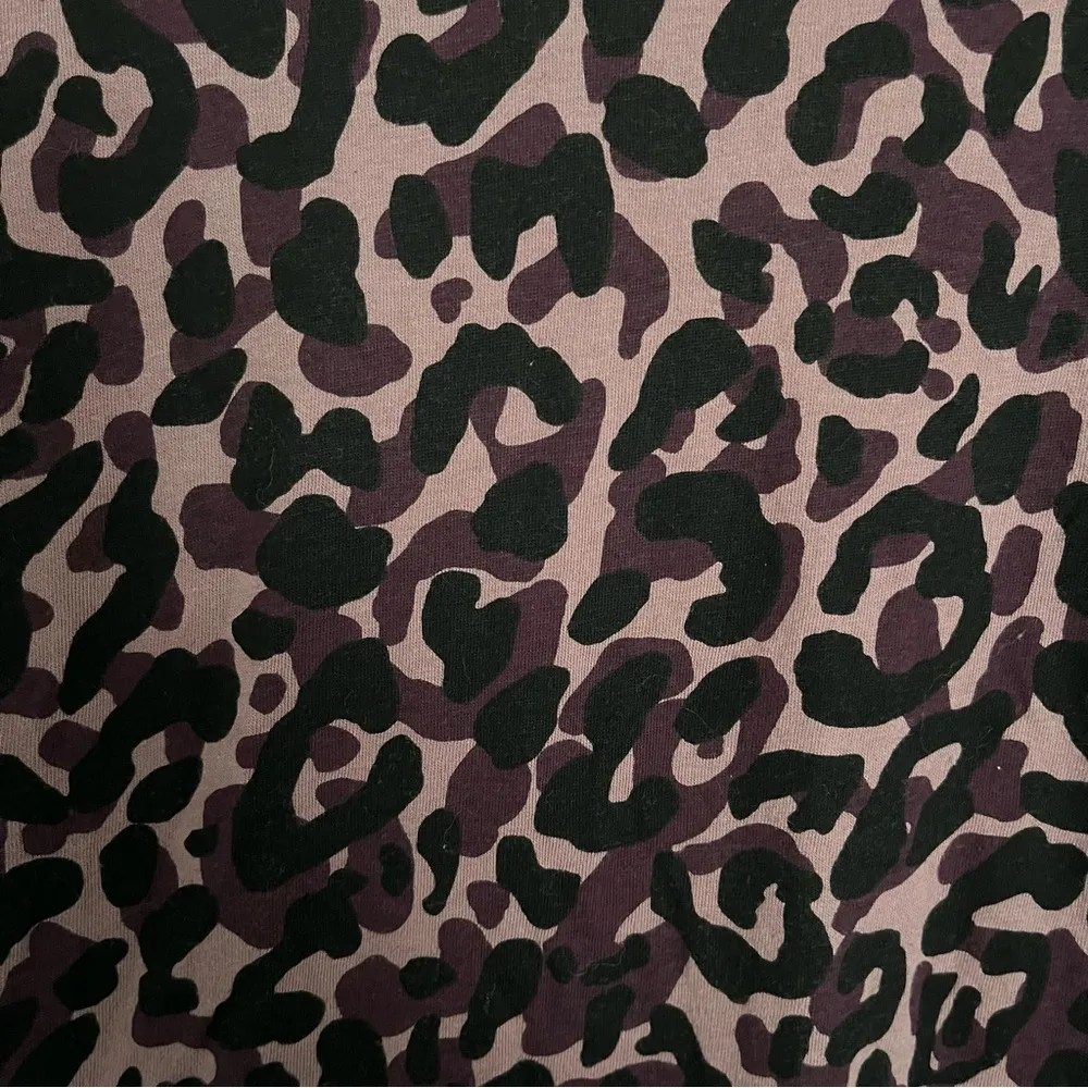 VICTORIA SECRET PINK Perfect CREW T-Shirt PURPLE CAMO SZ S. Cheetah - Image 2