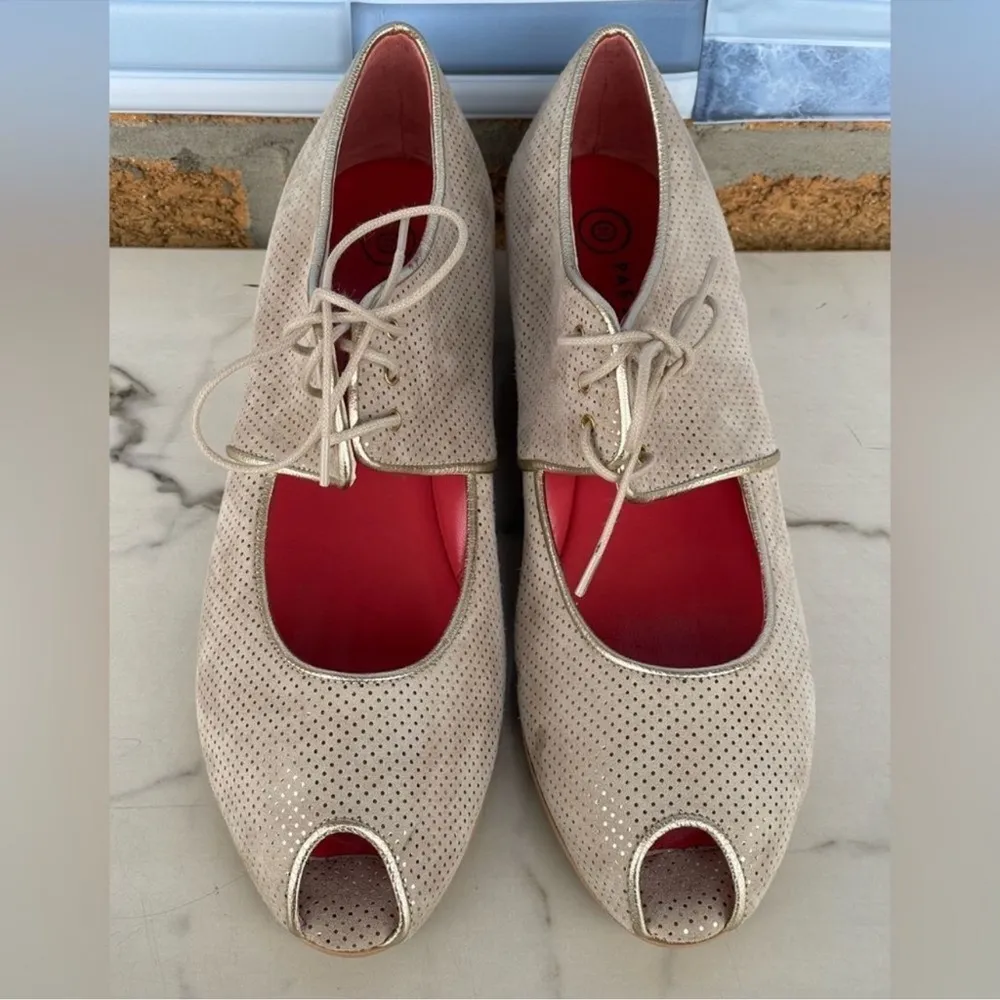 Pas de Rouge open toe shoes size 39 /8.5 Gold - Image 2