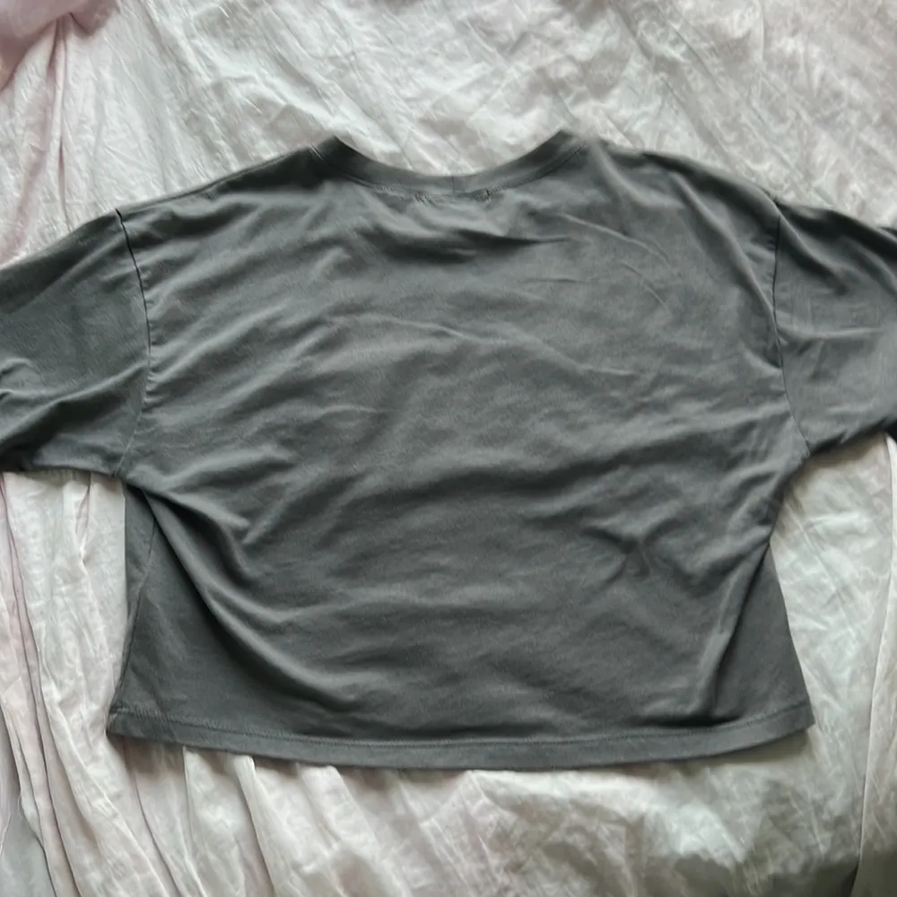 F21 Grey Graphic Cropped Tee - Image 4