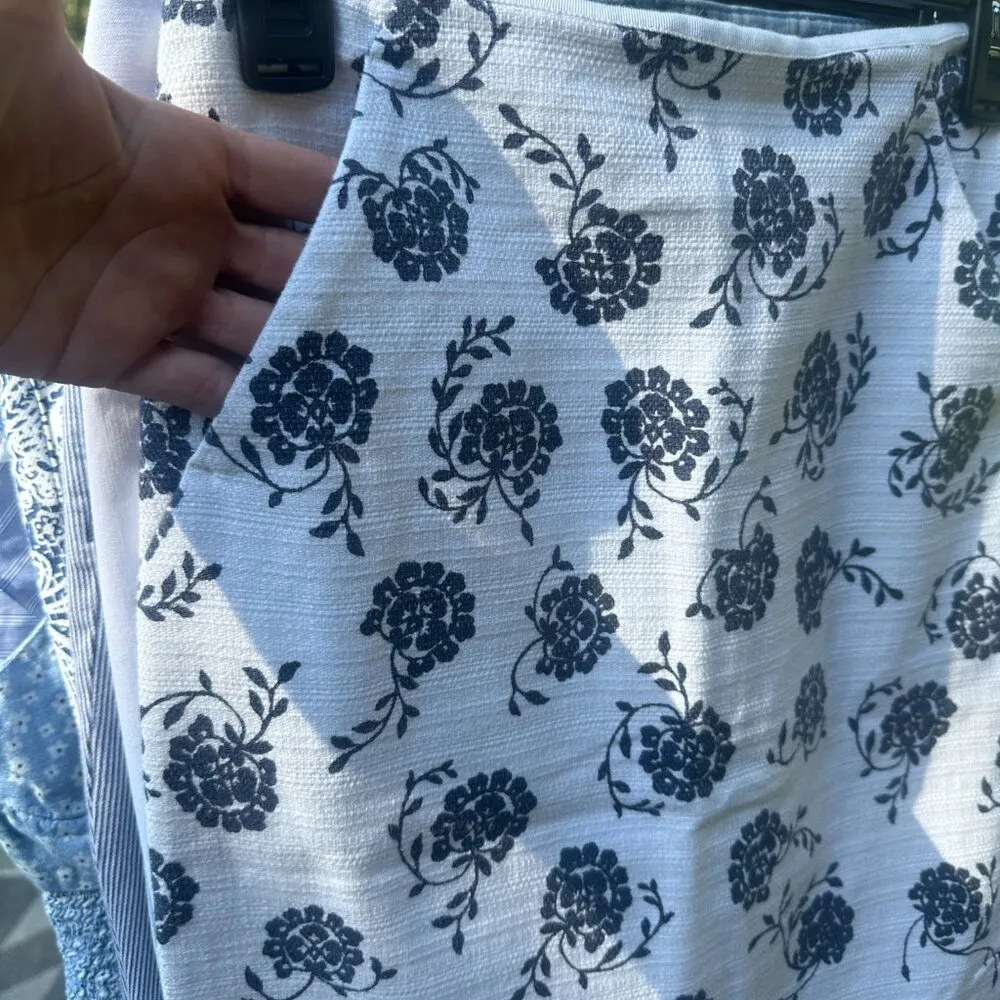 XS size 0 Loft Blue and White Floral Skirt NWOT - Image 3