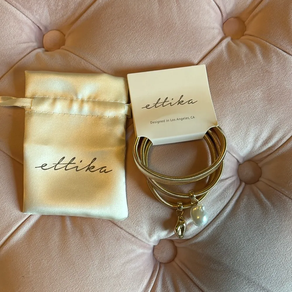 NWT  set of 3 imitation pearl bracelets. Stretchy and stackable - Image 2