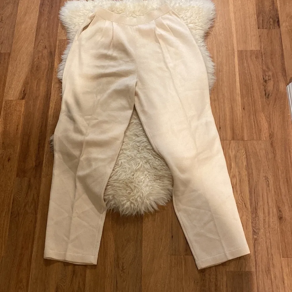 St. John Knitwear Pleated Santana Knit Pants Cream EUC Sz 8 Stretchy Classic - Image 3