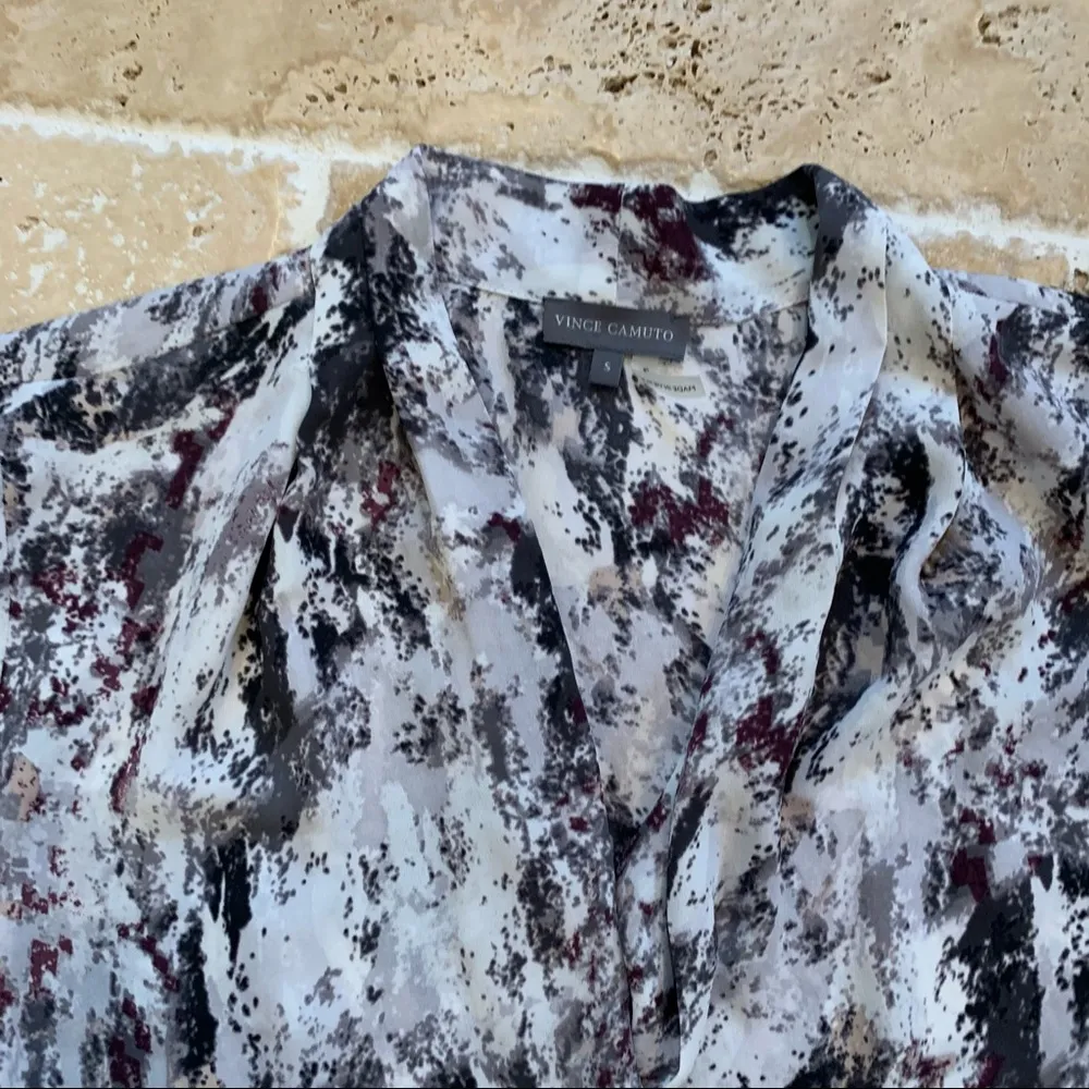 NWT Vince Camuto Printed V-Neck Long Sleeve Blouse S - Image 7