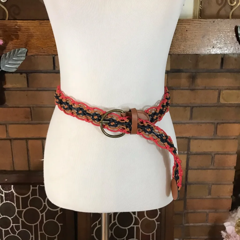 VINTAGE CIRCA 1980'S BLUE RED & TAN FAUX LEATHER BRAIDED BELT - Image 6