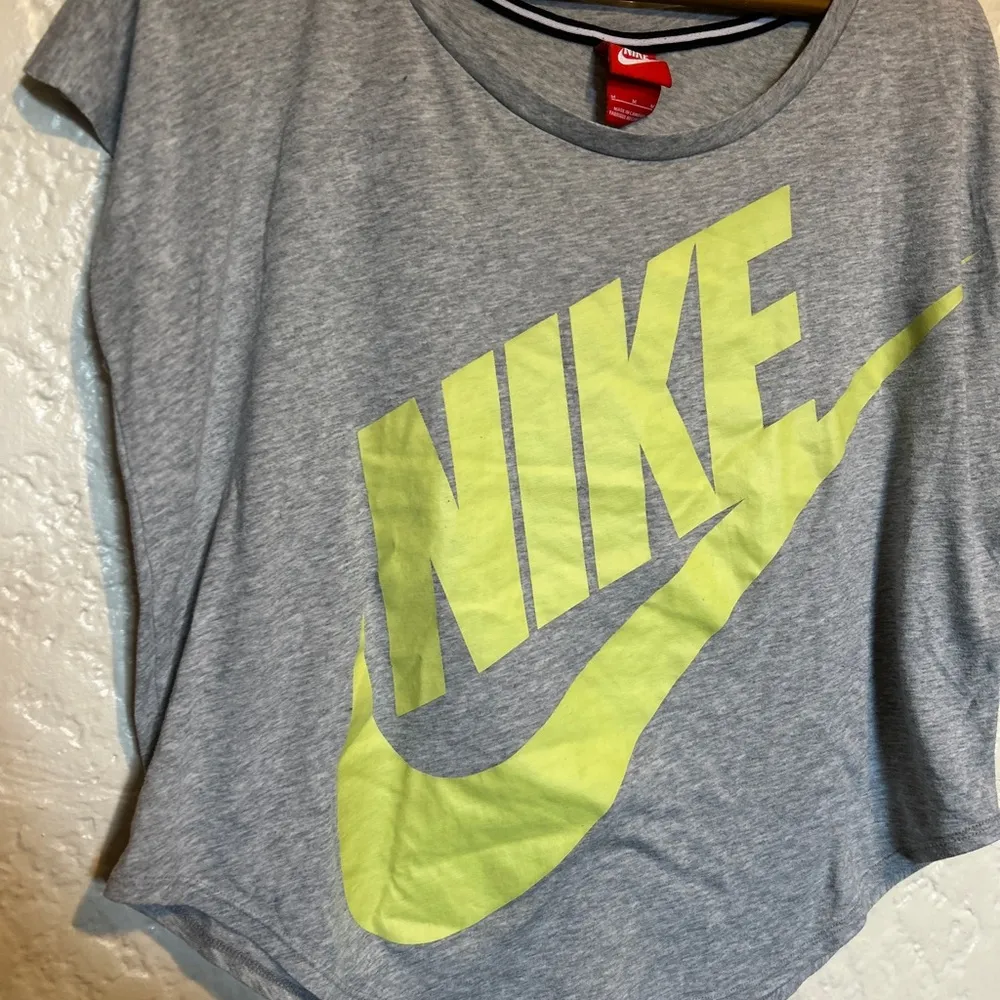 Nike women’s oversized loose fit cutoff sleeveless round hem shirt size medium - Image 2