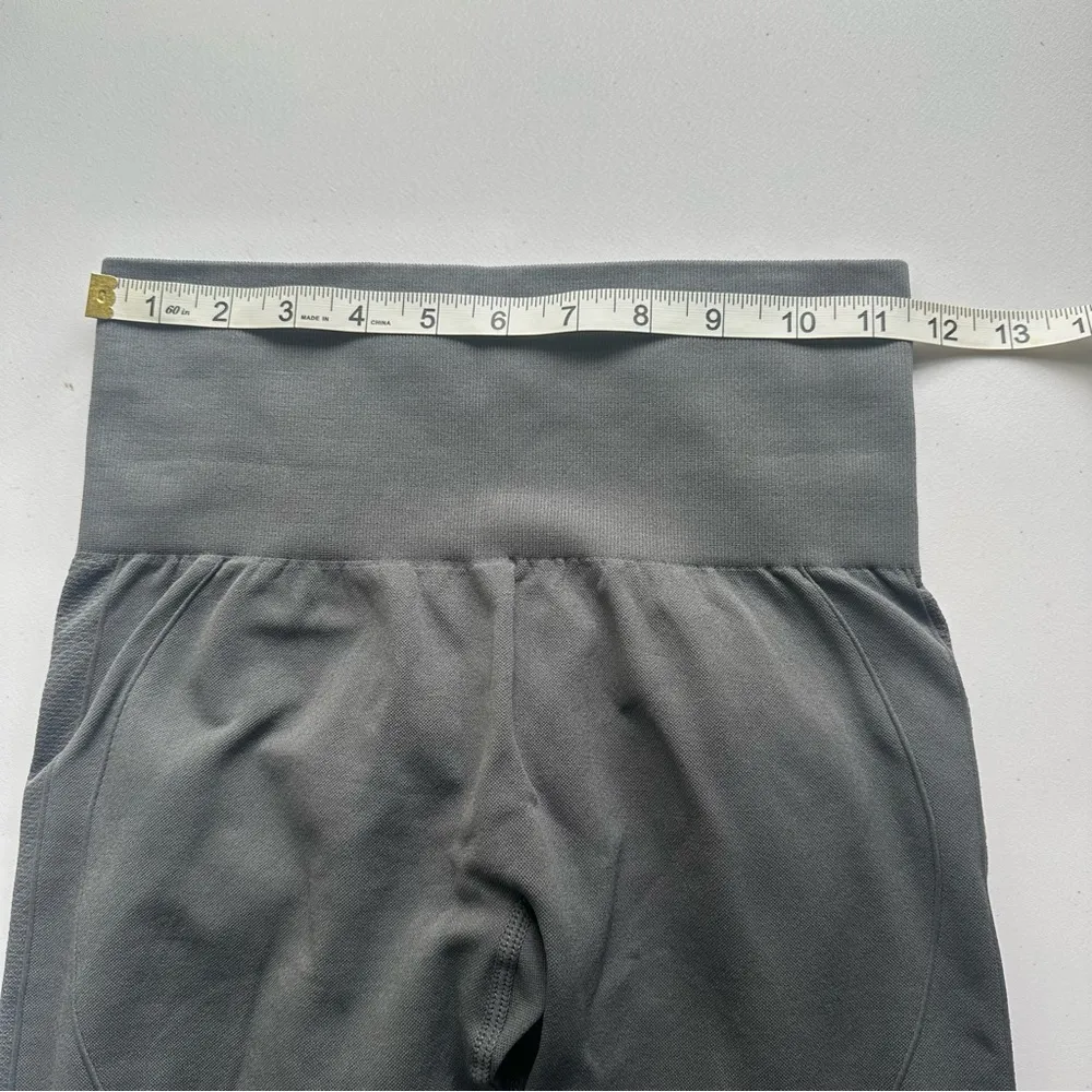 Halara Women's Gray Booty Scruching Cropped Leggings, NWOT - Image 3