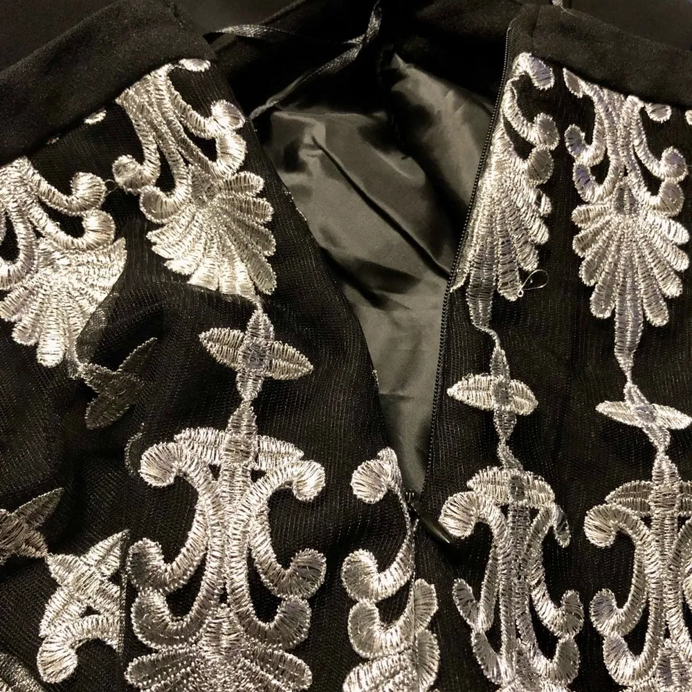 NWT  Mini Skirt Black & Silver Metallic Embroidered Fleur de Lis S - Image 6