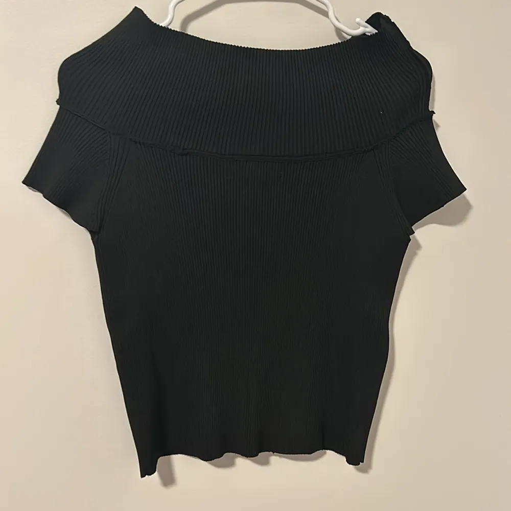 Urban Outfitters Ribbed Black Crop Top Size Large - Image 3