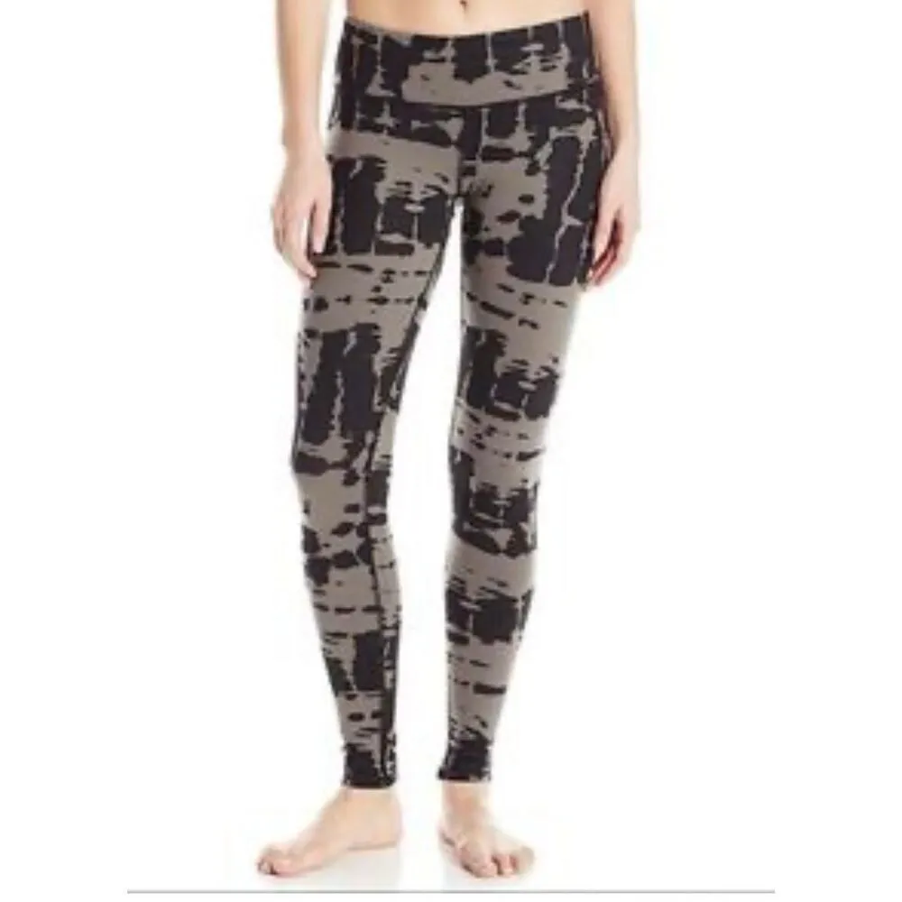 Alo Yoga Airbrush Leggings in Tie Dye XS excellent condition black gray - Image 5