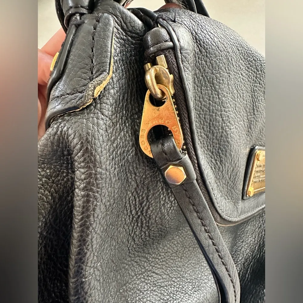 Marc Jacobs Black and Gold Pebbled Leather Crossbody Hobo Bag - Image 8