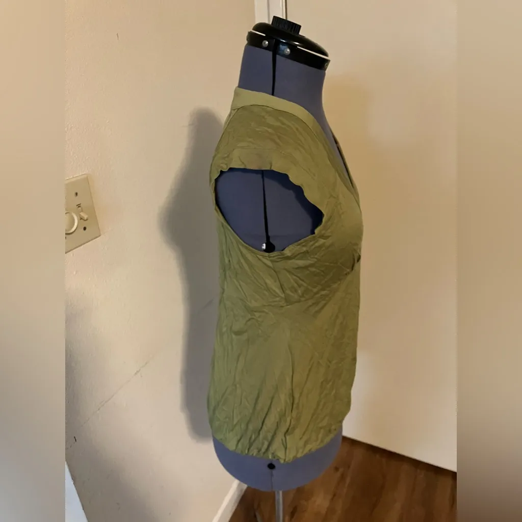 BCBGMAXAZRIA Green V Neck Top Sz S/M - Image 4