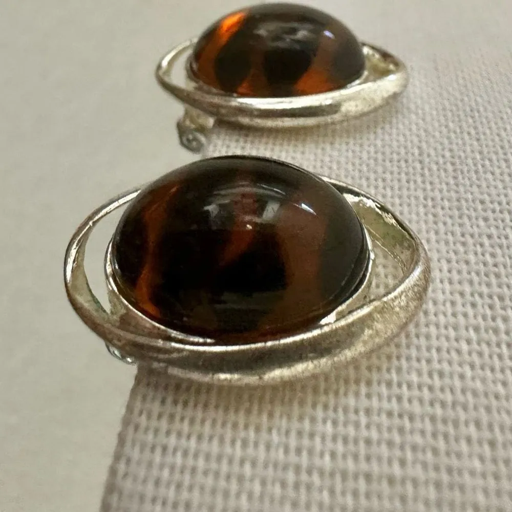 Silver tone brown black stripe clip on earrings - Image 3