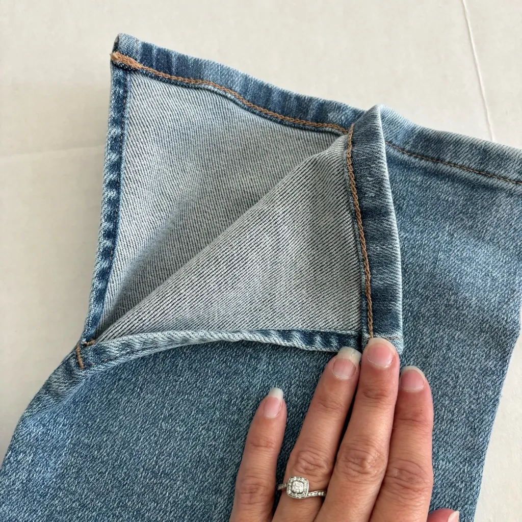 Express skyscraper mid rise jeans split hem light wash denim size 4 - Image 9