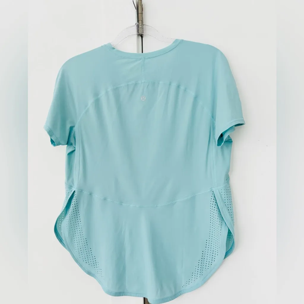 Lululemon UVP Run Short Sleeve Icing Blue size 8 - Image 6