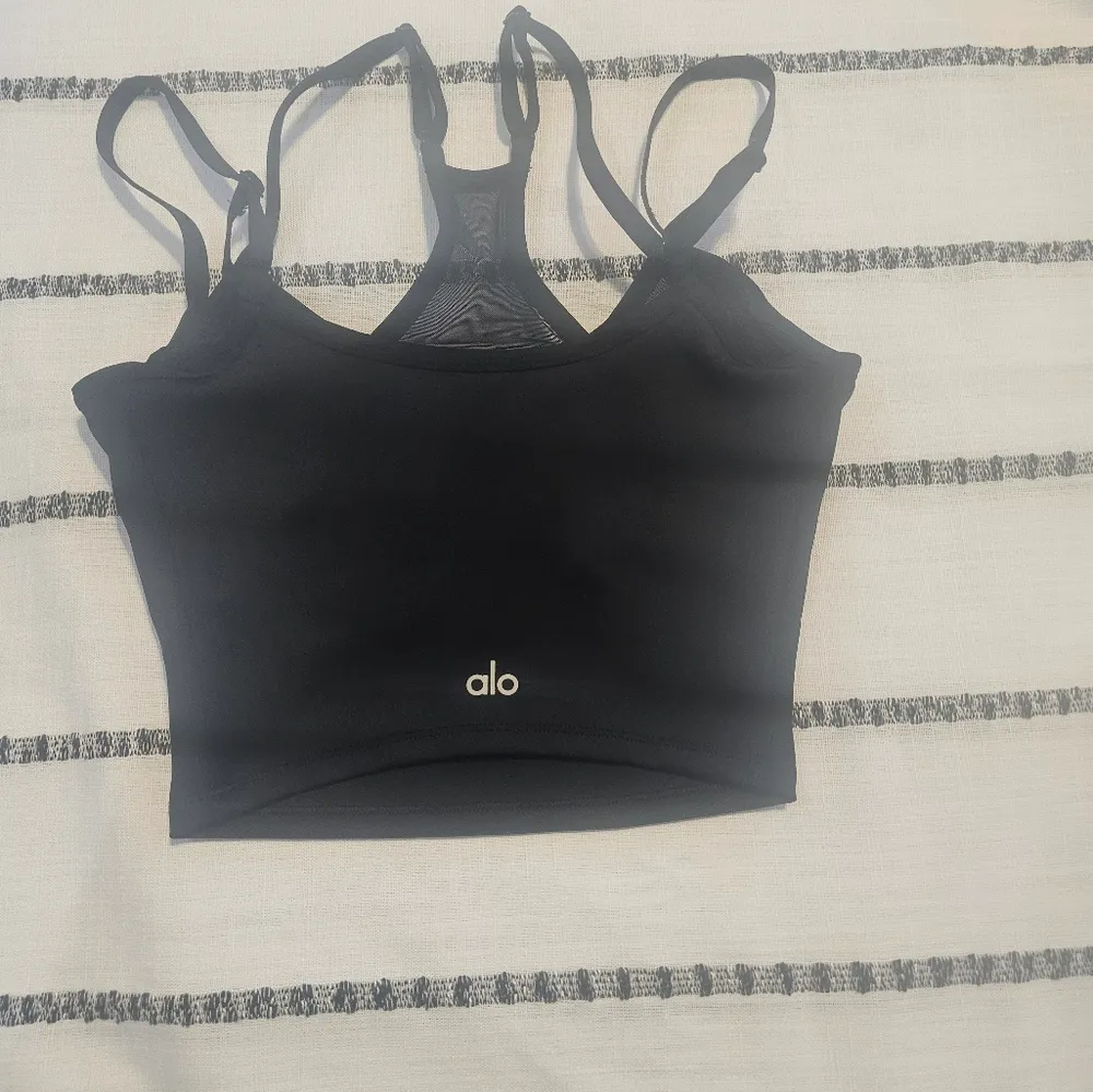 ALO Yoga Black Sports Bra with Racerback Design and Form-Fitting Stretch - Image 7