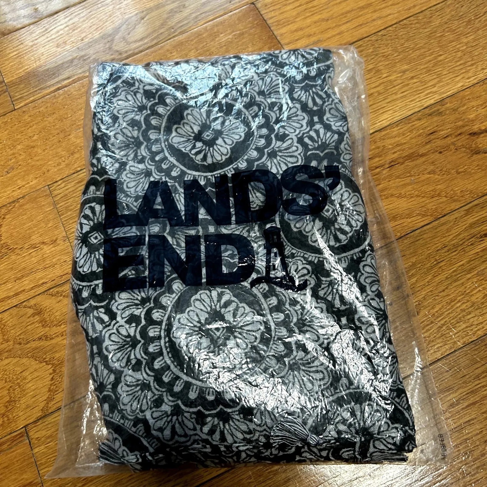 Lands End Black White Medallion Print Sarong Oblong Scarf Tassel NWT - Image 4