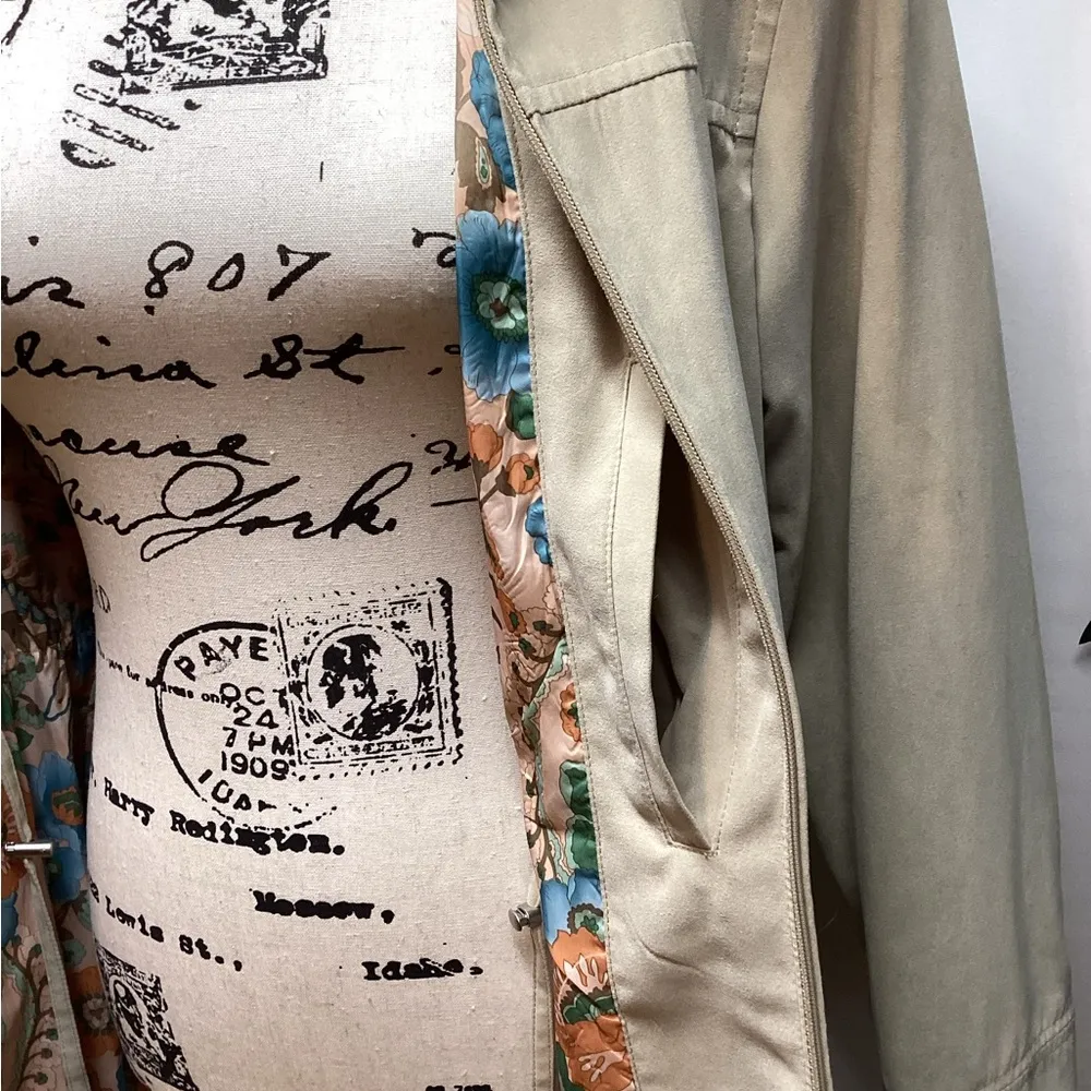 London Fog  coat. Size Small. Tan/Camel - Image 11