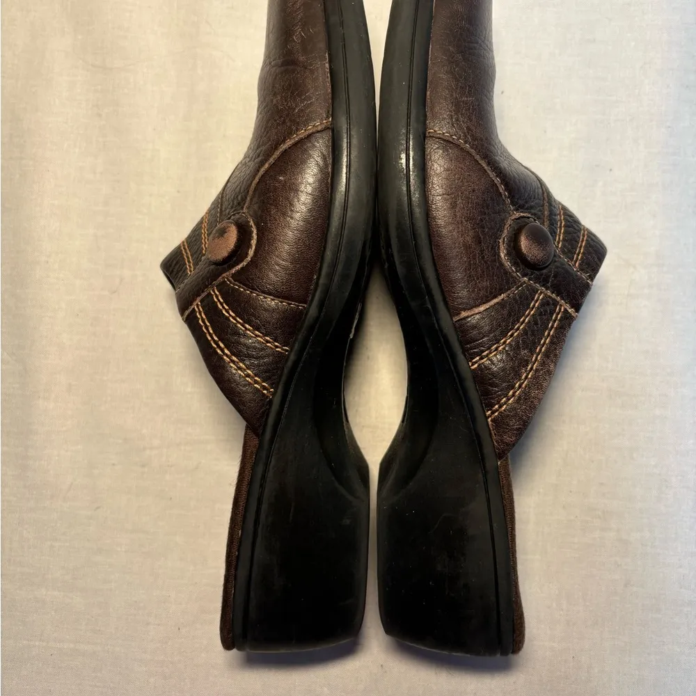 Clarks Women’s Brown Clog Sandals Leather Upper Side Buttons Shoes sz 9M… - Image 11