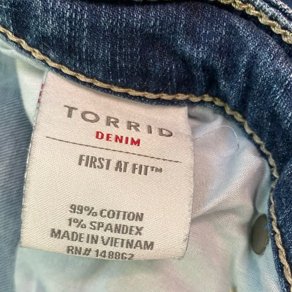 Torrid Medium Wash Mid Rise Raw Hem Boyfriend Jeans in Size 18 Short - Image 7