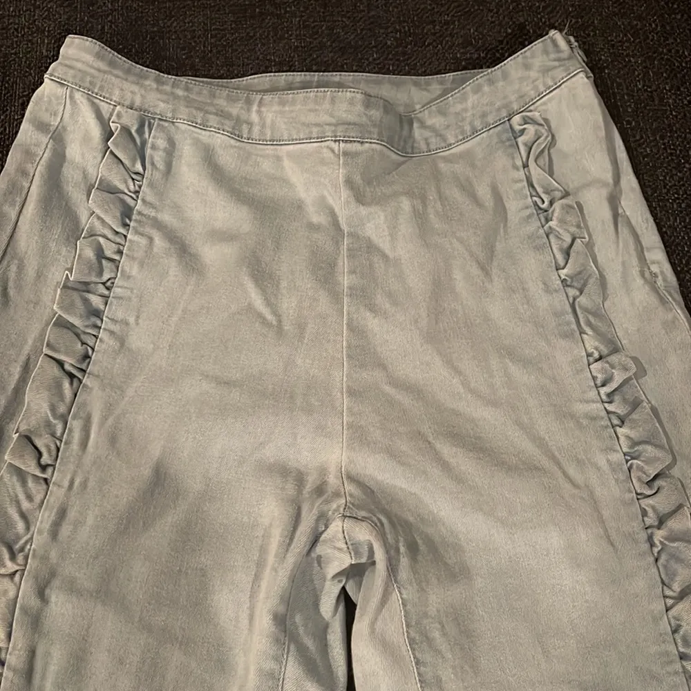 Flat panel front ruffle edge jeans - Image 2