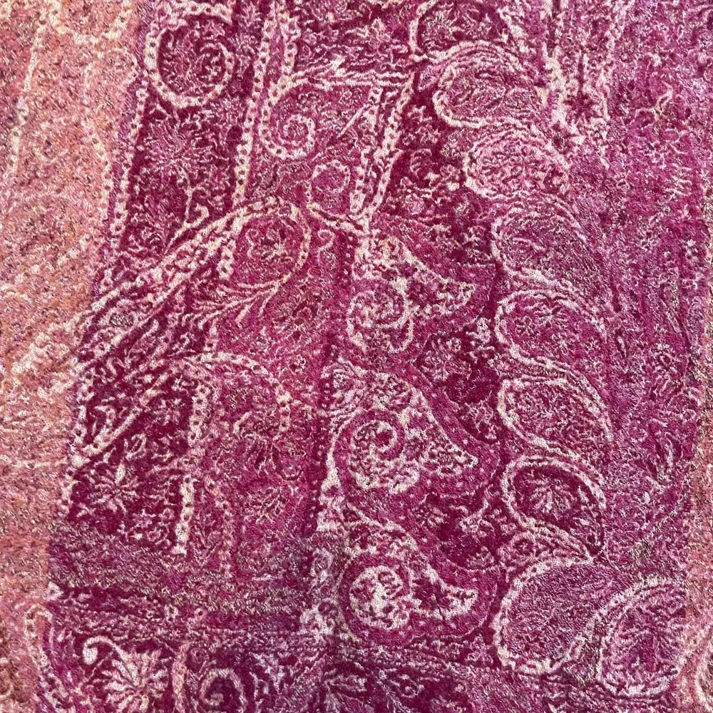 LUCKY wool scarf paisley pink detailing - Image 2