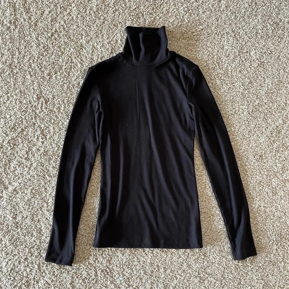 Black ribbed turtleneck top - Image 2