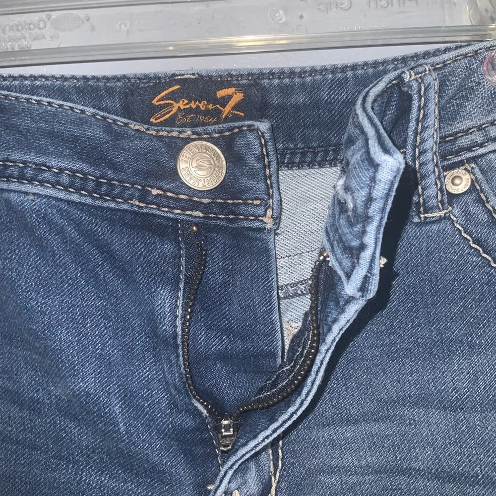 Seven7 Blue Faded Denim Mid Rise Straight Hem Shorts Size 14 - Image 5