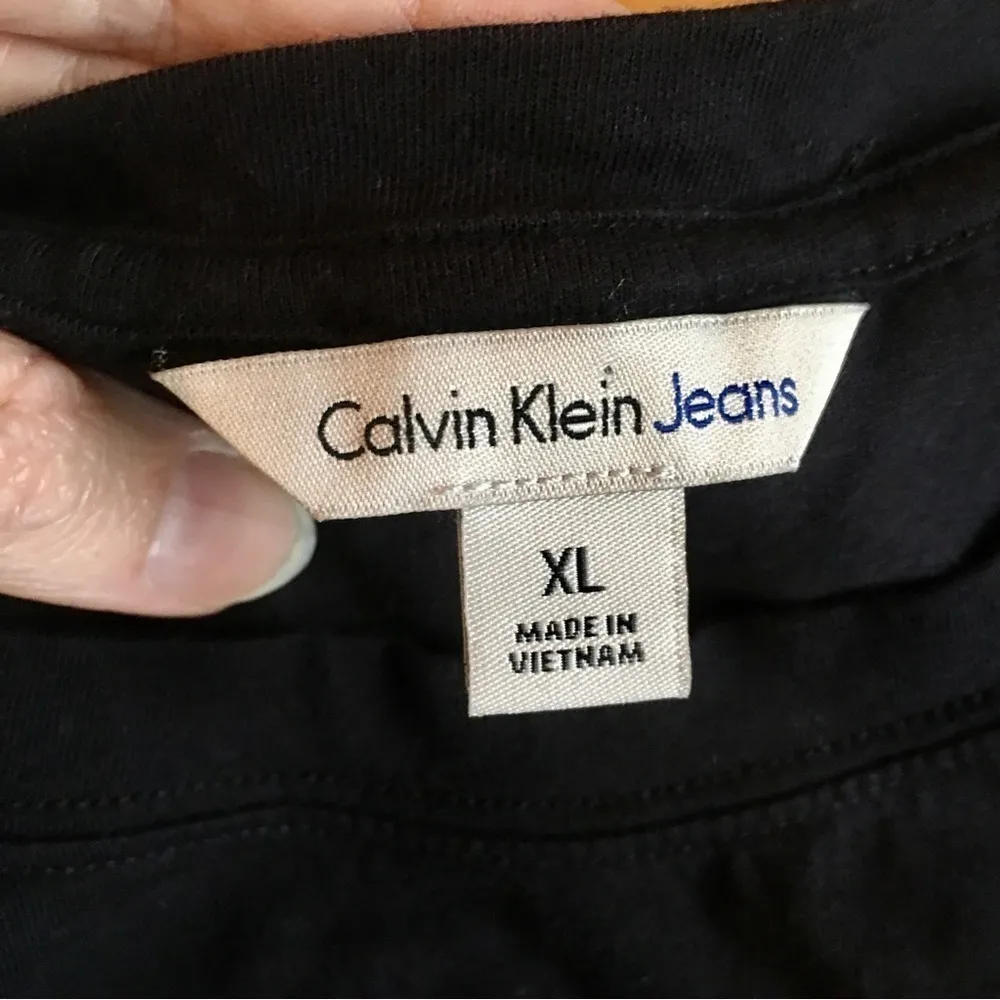 Calvin Klein Jeans Ruffled Hem Tee, Black, Size XL - Image 4